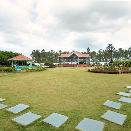 Fiestaa Resort n Events Venue Devanahalli Buitenkant foto
