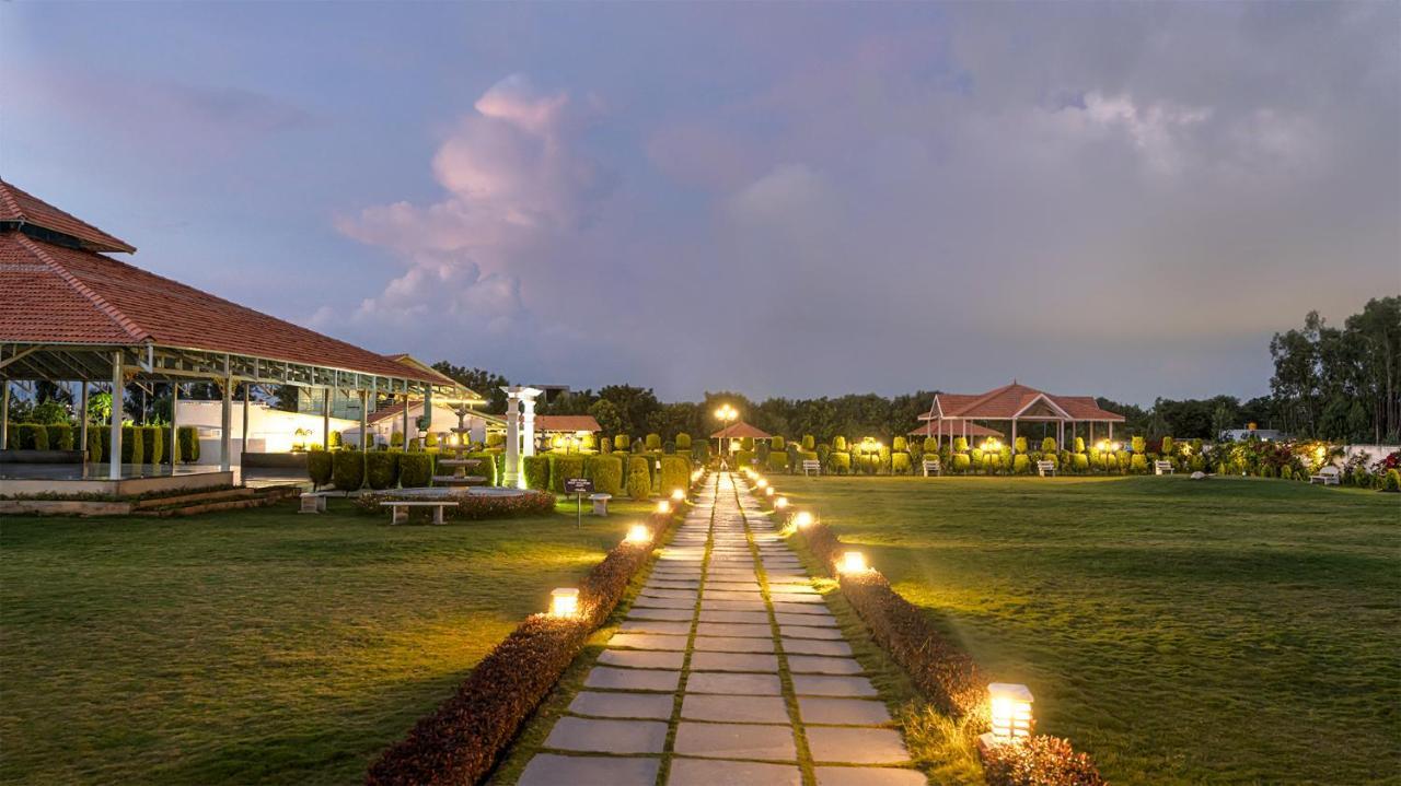 Fiestaa Resort n Events Venue Devanahalli Buitenkant foto